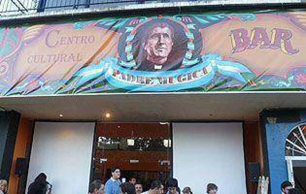 El Padre Mugica pone en marcha un programa de alfabetizaci�n