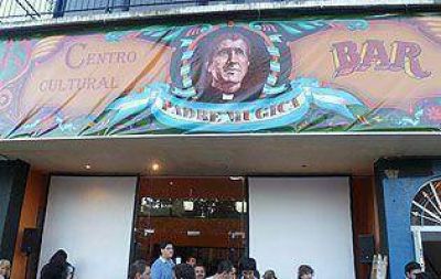 El Padre Mugica pone en marcha un programa de alfabetizaci�n