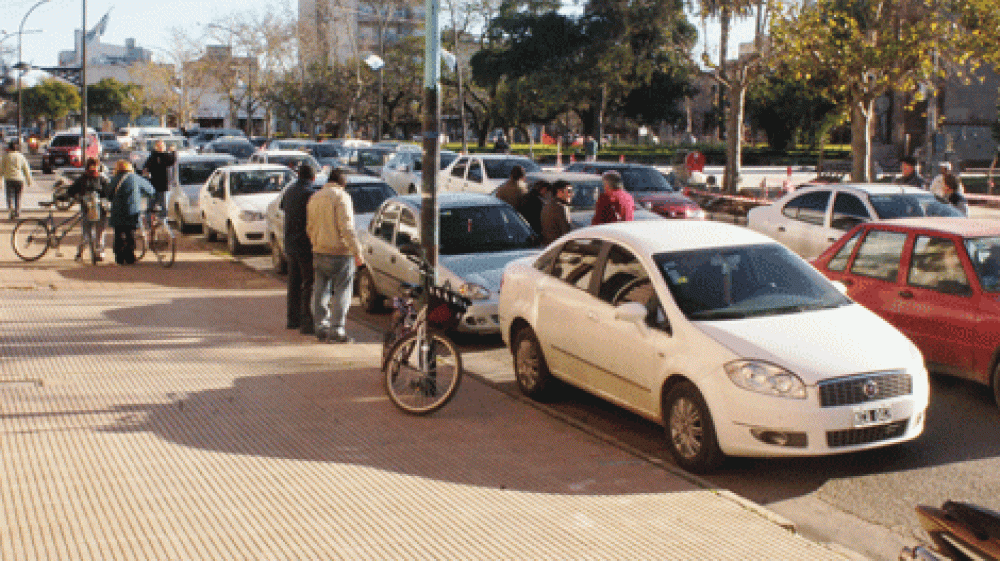 Un grupo de remiseros se manifest� frente al Municipio 