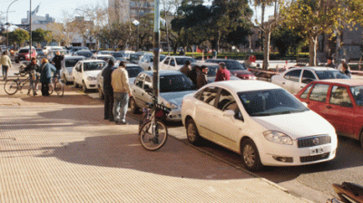 Un grupo de remiseros se manifest� frente al Municipio 