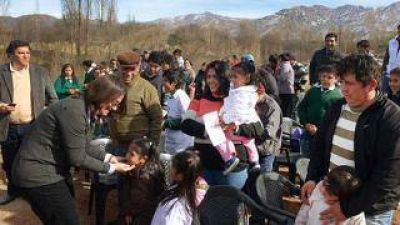 La Gobernadora entreg� viviendas, y dej� inaugurada una comisar�a en Hualf�n