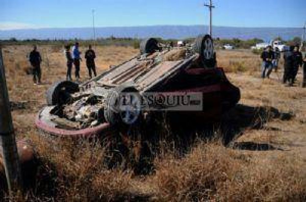 Provoc� el vuelco de un auto con cinco guardiac�rceles y se fug�