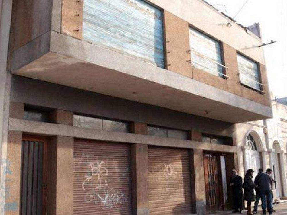 Un juez emplaz� a un cartonero a limpiar la casa de dos pisos donde vive ya que est� llena de basura