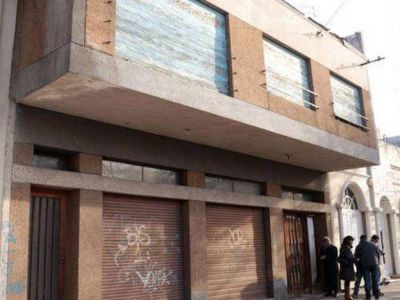 Un juez emplaz� a un cartonero a limpiar la casa de dos pisos donde vive ya que est� llena de basura