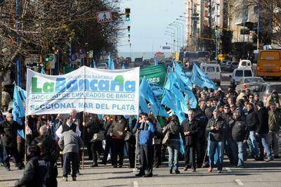 M�s de 500 trabajadores bancarios se manifestaron por las calles marplatenses