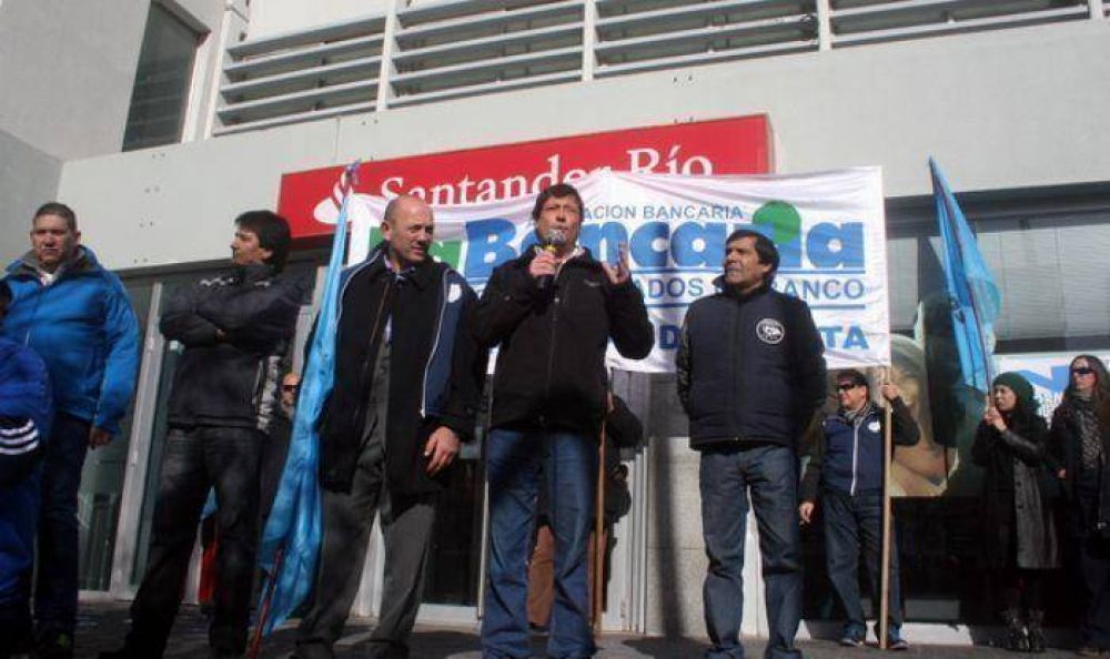 Tal como lo anticiparon, fue contundente el paro de los trabajadores bancarios
