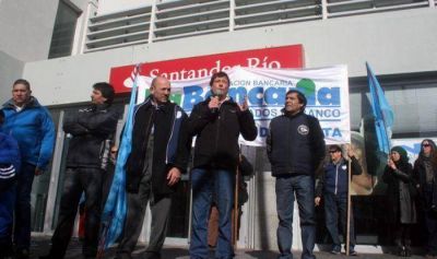 Tal como lo anticiparon, fue contundente el paro de los trabajadores bancarios