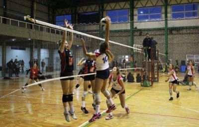 M�s de 150 chicas a puro voleibol con la Copa �H�roes de Malvinas�