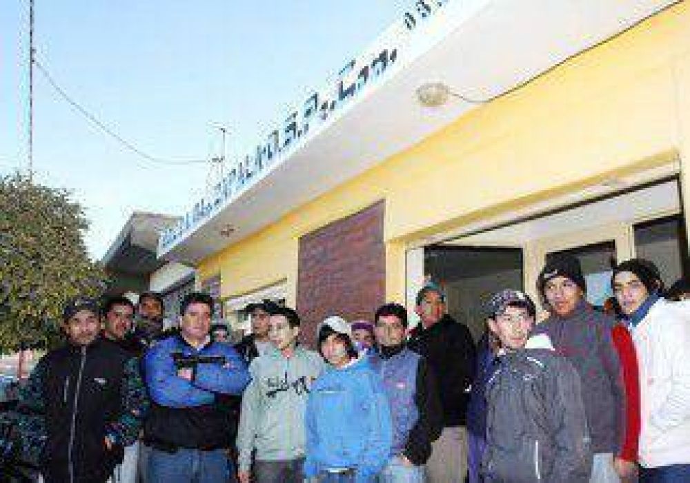 Afiliados toman las instalaciones de la UOCRA de Zapala 
