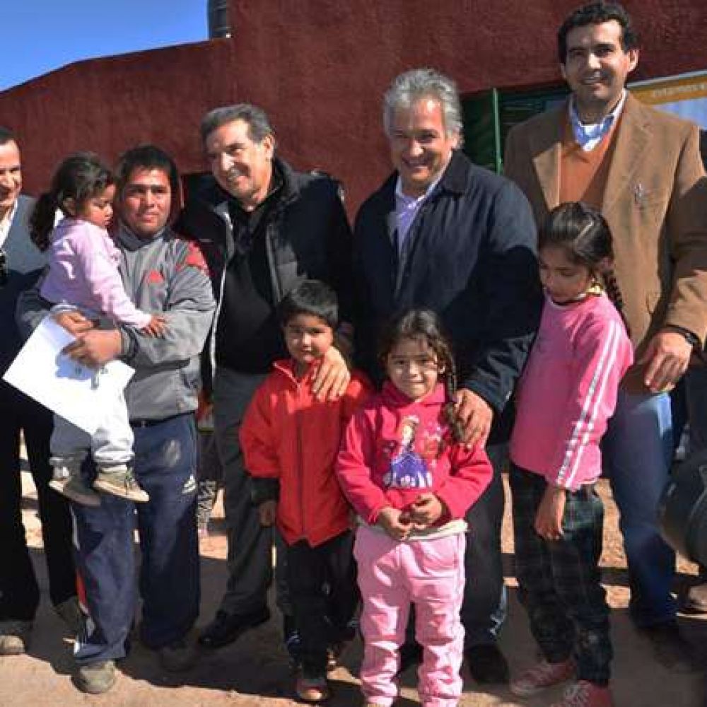 El Gobernador entreg 10 viviendas en barrio Carlos Onetto