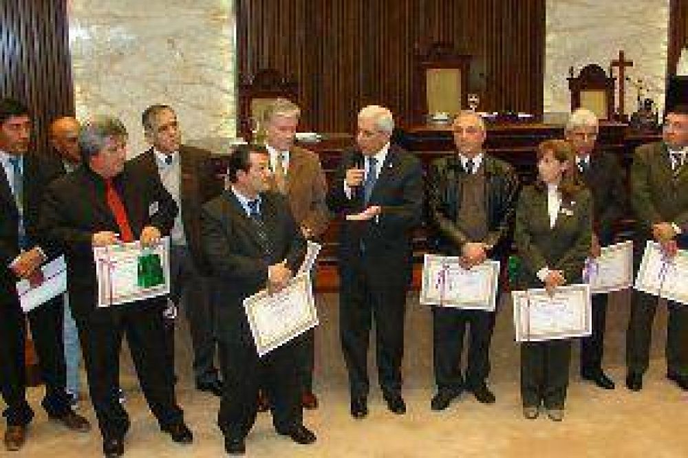 Distinguen la trayectoria de empleados de la Legislatura