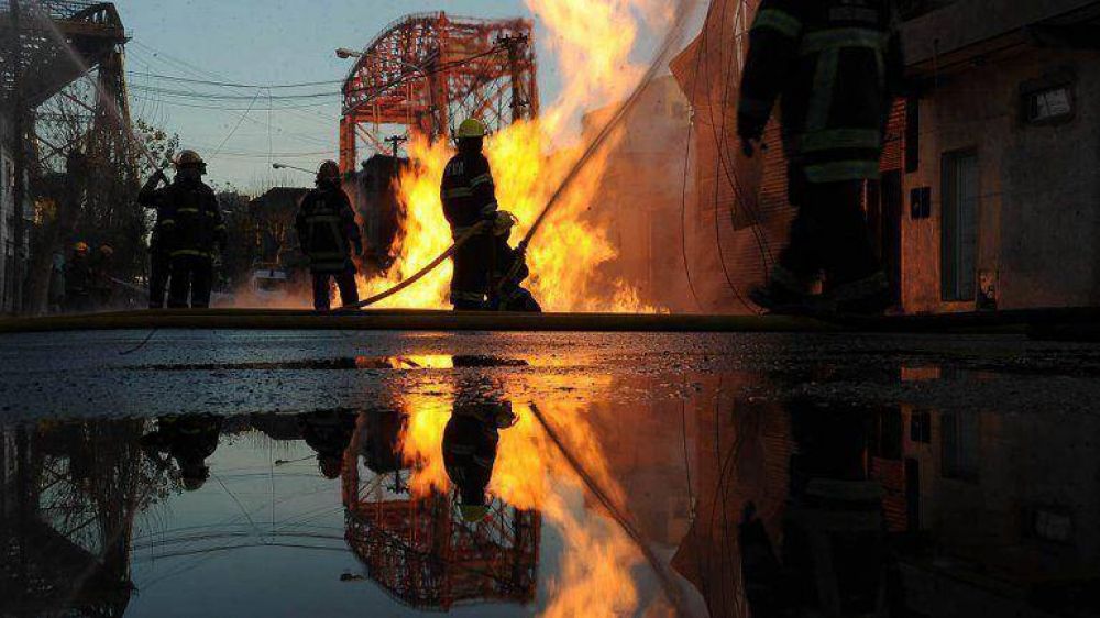 Incendio en la Isla Maciel: 12 dotaciones de bomberos intentan controlar las llamas