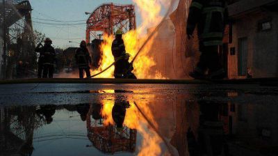 Incendio en la Isla Maciel: 12 dotaciones de bomberos intentan controlar las llamas
