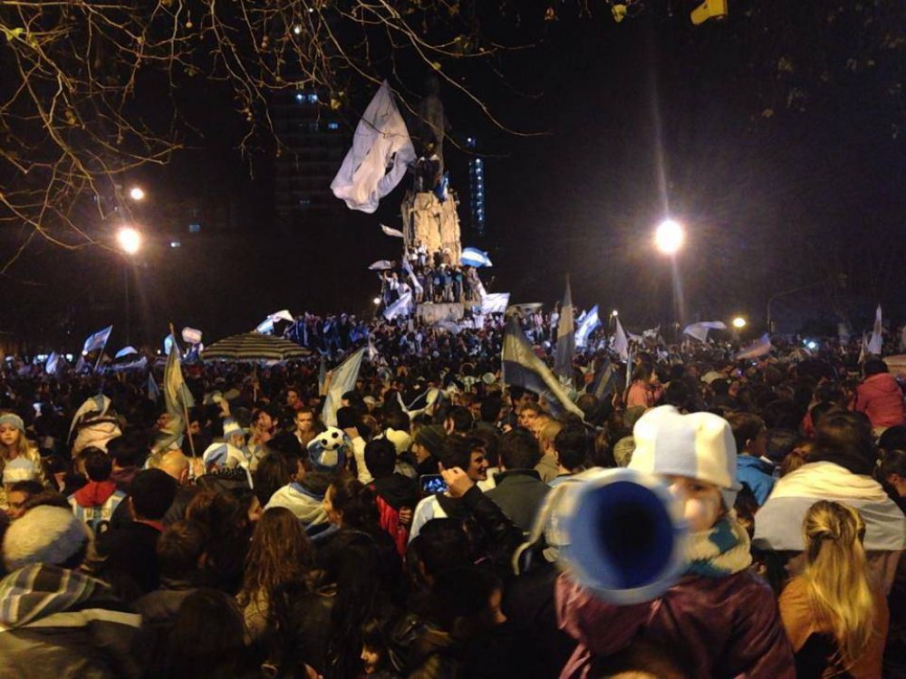 Tiros, golpes y corridas en el monumento a San Mart�n; �Y el Comando?