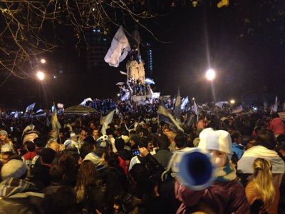 Tiros, golpes y corridas en el monumento a San Mart�n; �Y el Comando?