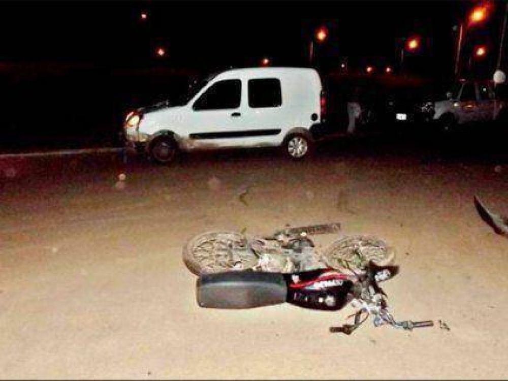 Dos motociclistas que iban sin luz y cascos chocaron contra una camioneta