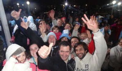 Enorme festejo en Balcarce: la ciudad se visti� de celeste y blanca