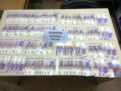Robaron 15 mil pesos y los detuvieron