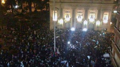 Multitudinario festejo en las calles de Bah�a por el triunfo argentino
