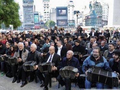 El zarate�o Segismundo junt� 100 bandoneones por Anibal Troilo