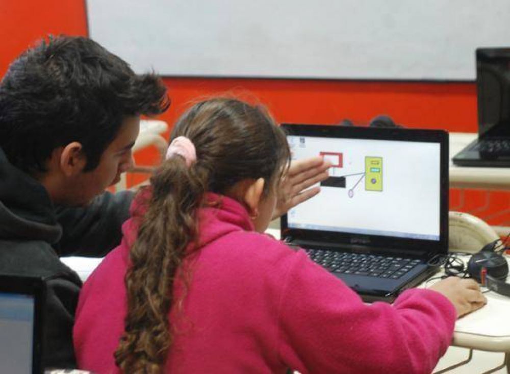 Alumnos de la EET�3 ense�an inform�tica b�sica solidaria