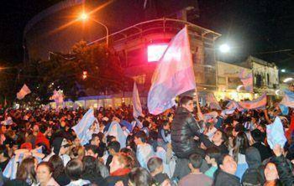Con un Romero �pr�cer� en los penales, Argentina pas� a Holanda y jugar� la final frente a Alemania