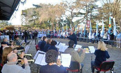 Con sentir patri�tico, se realiz� el acto en memoria del 198� aniversario de la declaraci�n de la Independencia argentina