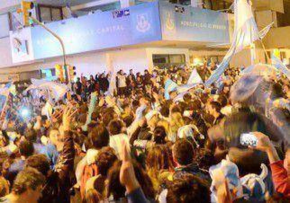 Un centro te�ido de celeste y blanco con miles de neuquinos 