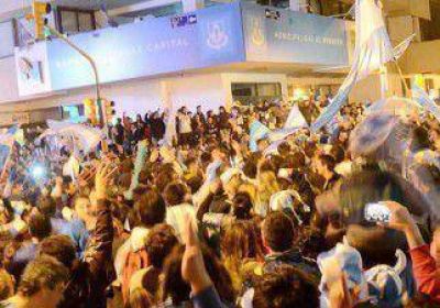 Un centro te�ido de celeste y blanco con miles de neuquinos 
