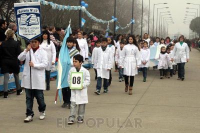 En un colorido desfile, se celebraron los 198 a�os de la Patria