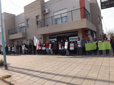 Se realiz� un abrazo simb�lico a la sede local del IOMA 
