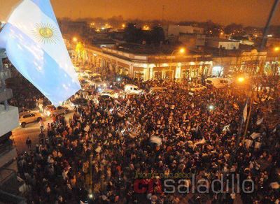 Saladillo se visti� de celeste y blanco para celebrar �Argentina finalista� 