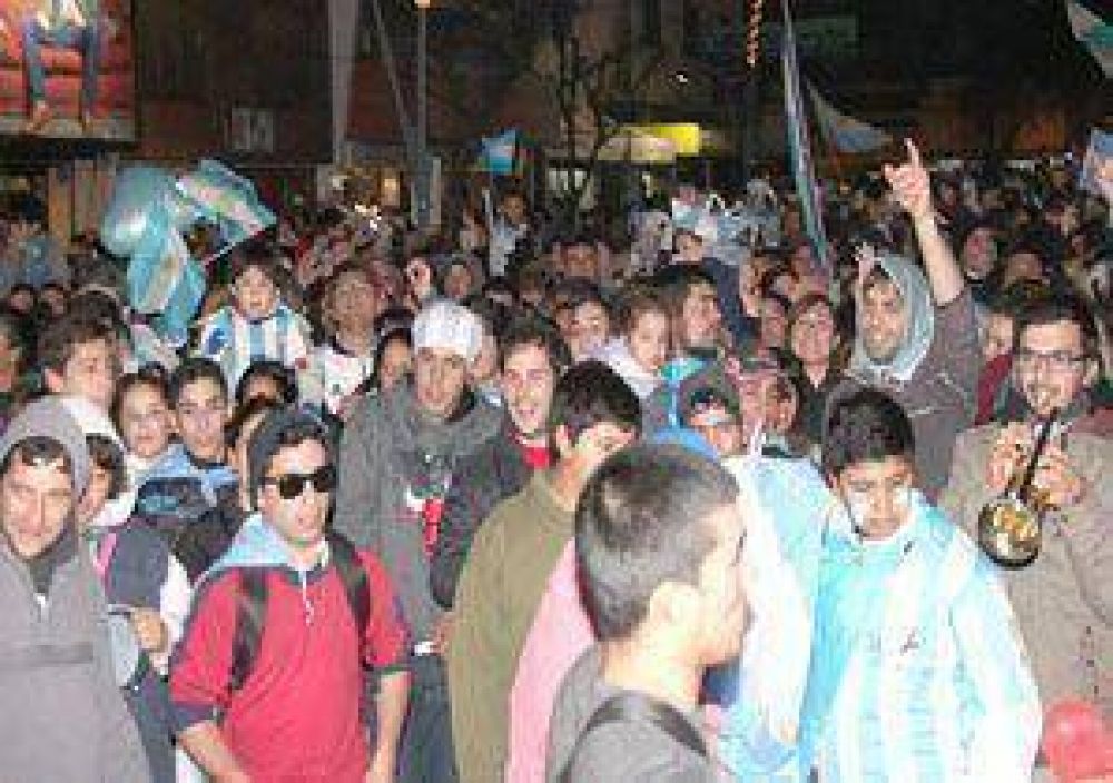 Jun�n sali� a festejar a la calle con algarab�a