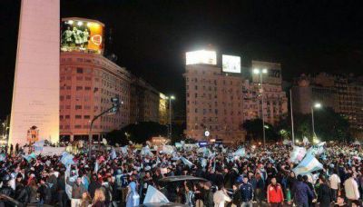 Hinchas festejaron en el Obelisco el triunfo de Argentina