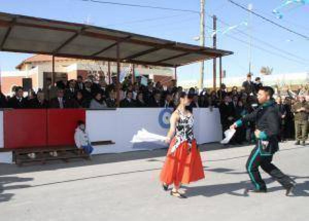Un malambo y una zamba se sumaron al desfile patrio