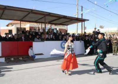 Un malambo y una zamba se sumaron al desfile patrio