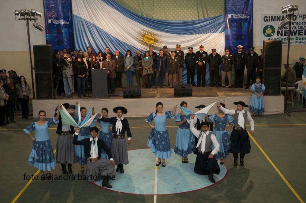 Desfile y locro en El Frutillar por el D�a de la Independencia