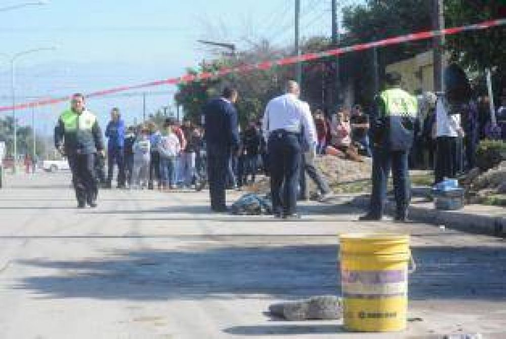 Lavaba autos en la calle para ganarse la vida, muri� al ser atropellado y el conductor huy�