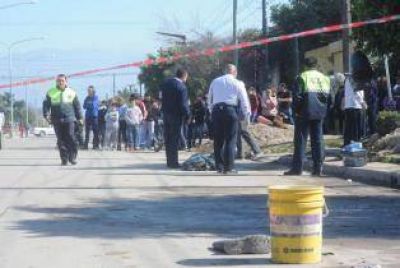Lavaba autos en la calle para ganarse la vida, muri� al ser atropellado y el conductor huy�