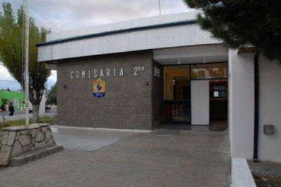 Rob� un auto, lo choc� y lo detuvieron