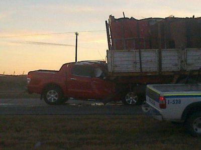 Una camioneta embisti� un cami�n que transportaba chatarra en la autopista