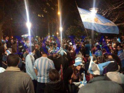 Tras el triunfo de Argentina, la ciudad de La Plata se visti� de celeste y blanco 