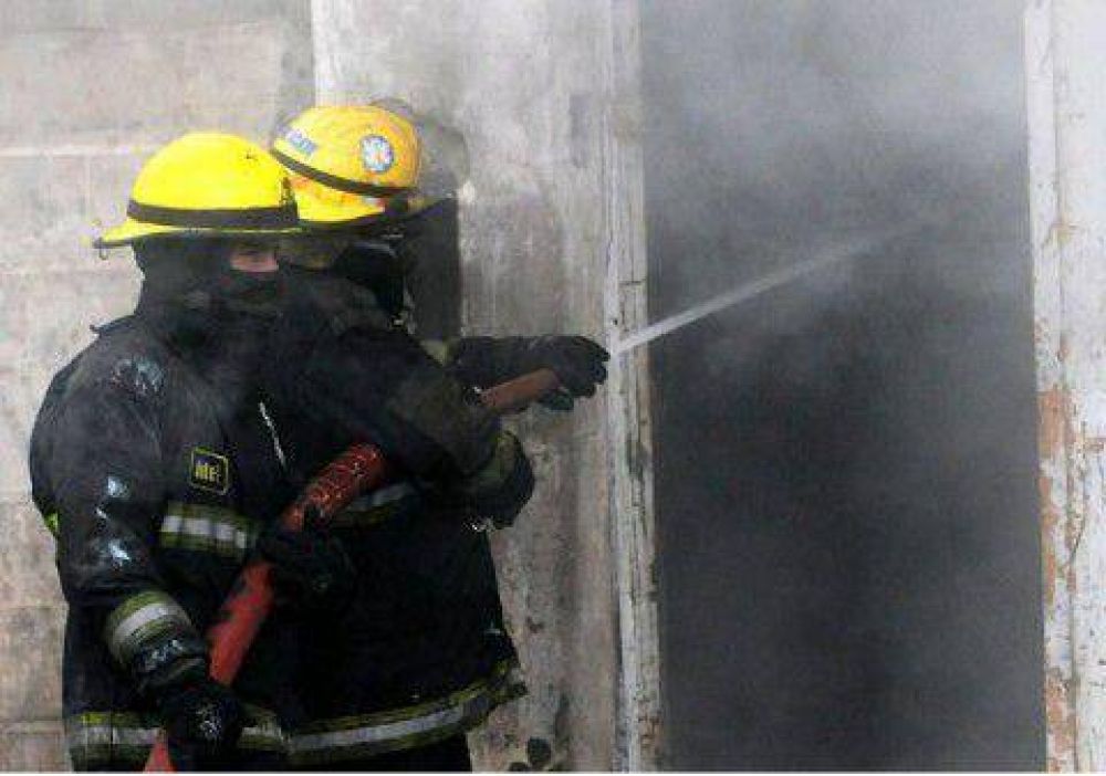 Por una p�rdida de gas, tres casas se incendiaron en la Isla Maciel 