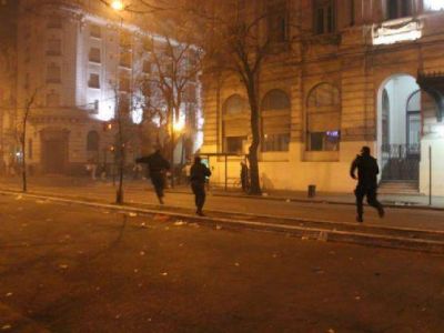 Con una balacera y agresiones a periodistas, la polic�a opac� los festejos mundialistas