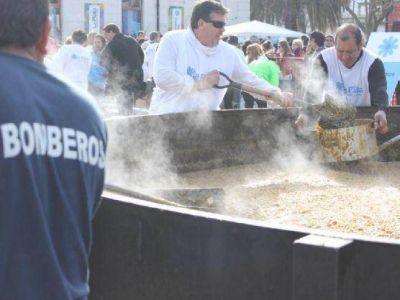 El municipio realiz� un locro patrio solidario en plaza Islas Malvinas