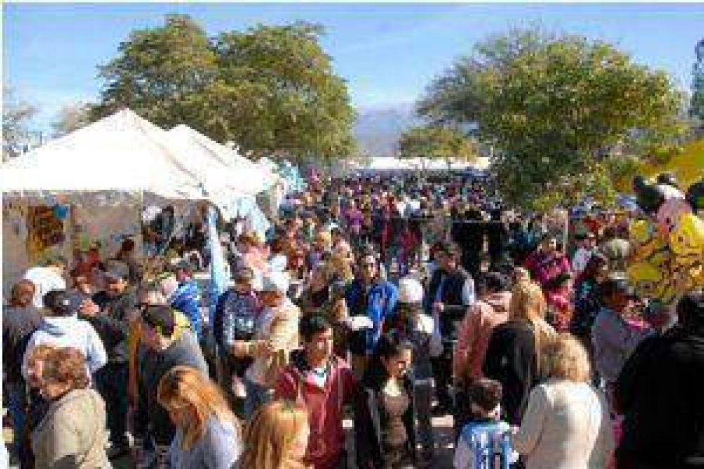 La Fiesta de la Empanada junt� a una multitud en la Plaza de Choya