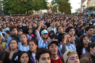 Resistencia alent� a la selecci�n desde la Plaza 25 de Mayo