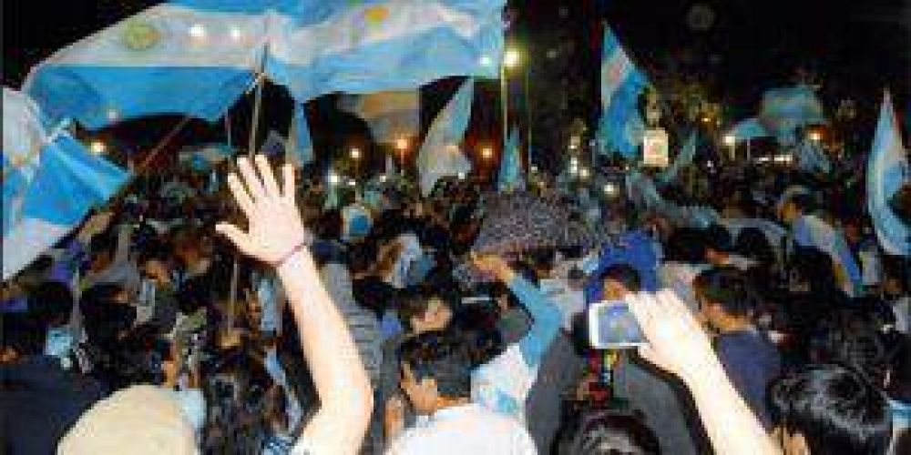 Los formose�os coparon las calles para festejar el triunfo de la selecci�n