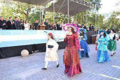 Los vecinos disfrutaron de un colorido desfile