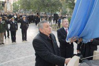 El intendente de la capital particip� de los actos que evocaron la gesta patri�tica